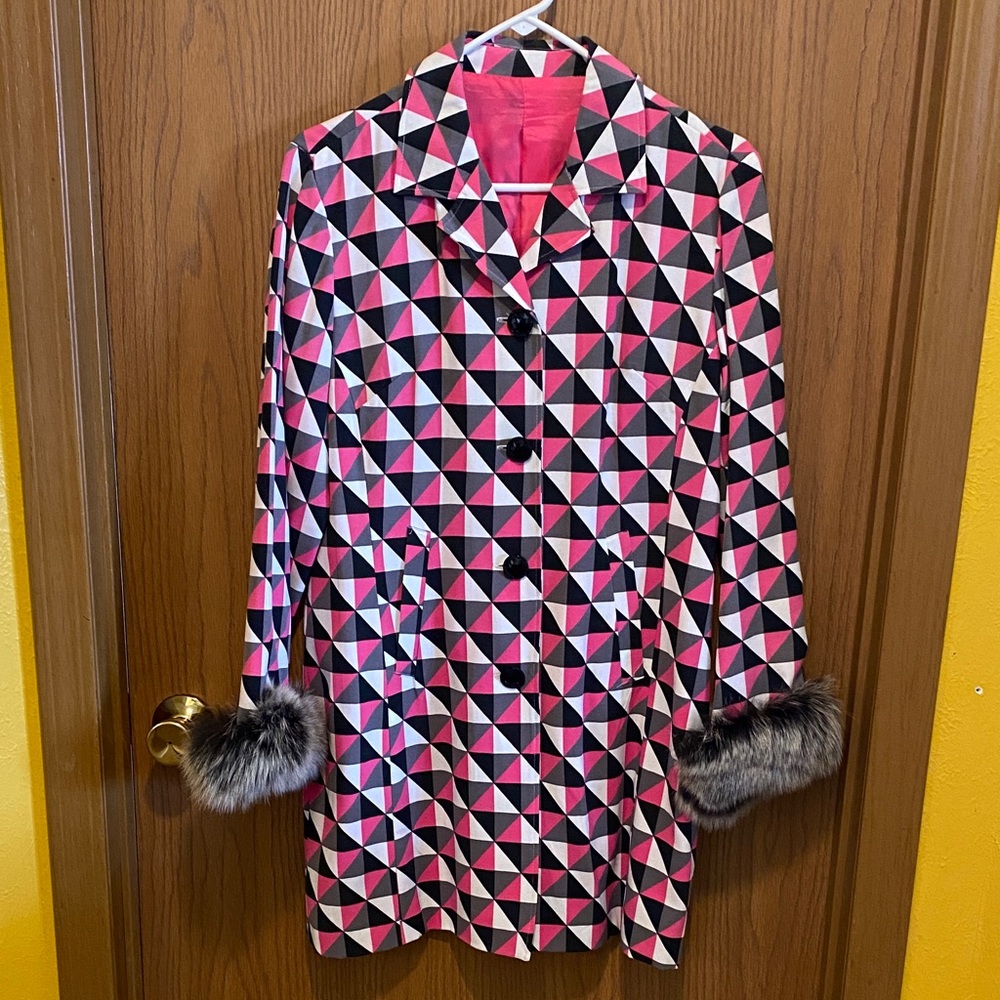 Stylish Geometric Trench Coat in Pink and Black